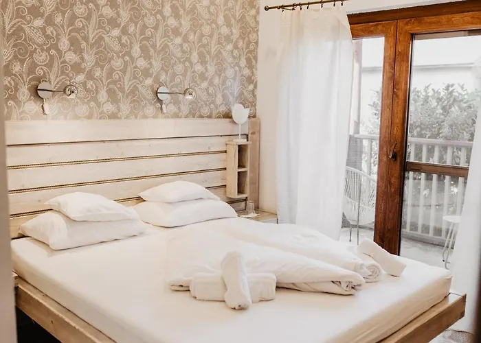Feszek -Etel Es Hotel-