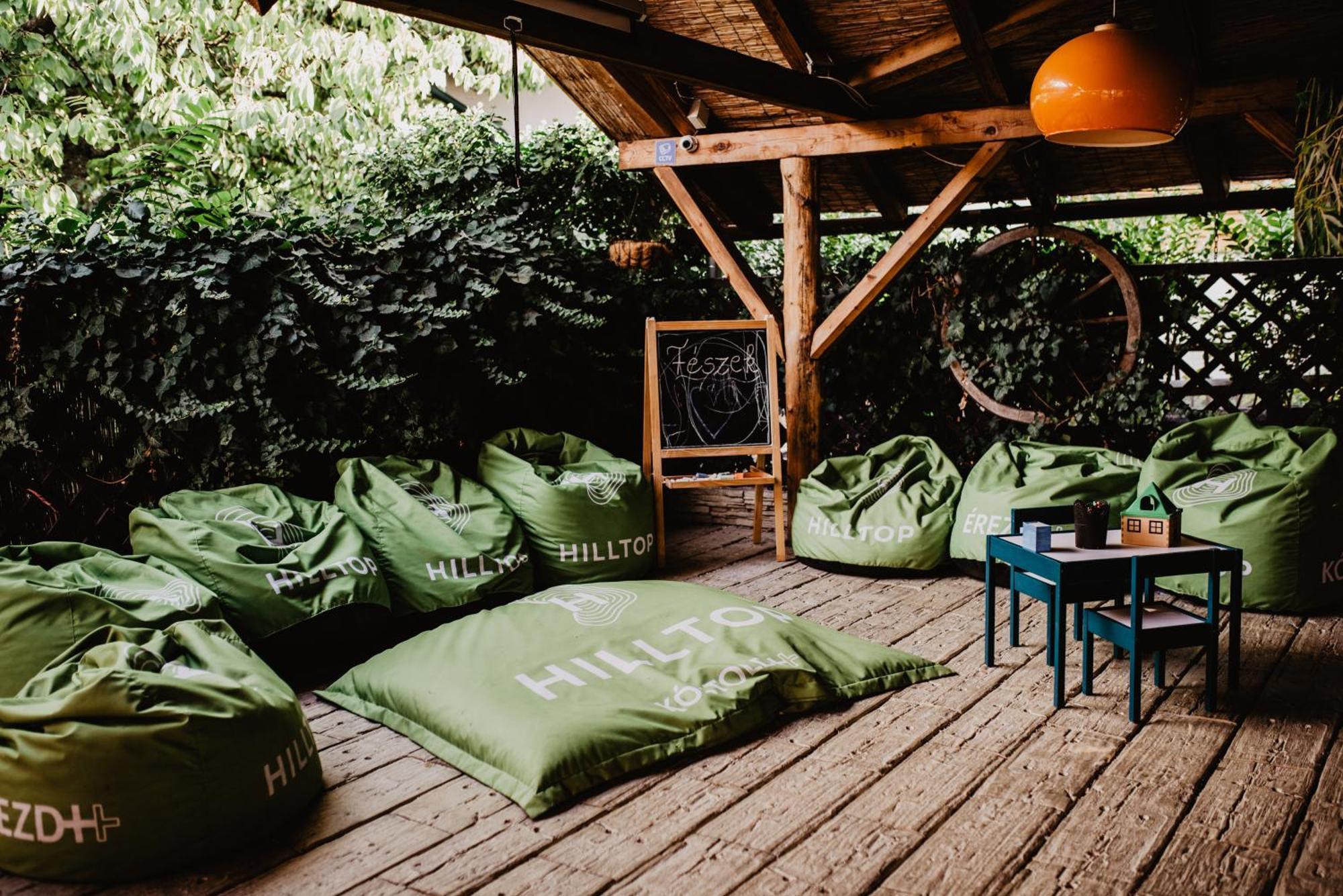 Feszek -etel Es Hotel- * Zanka