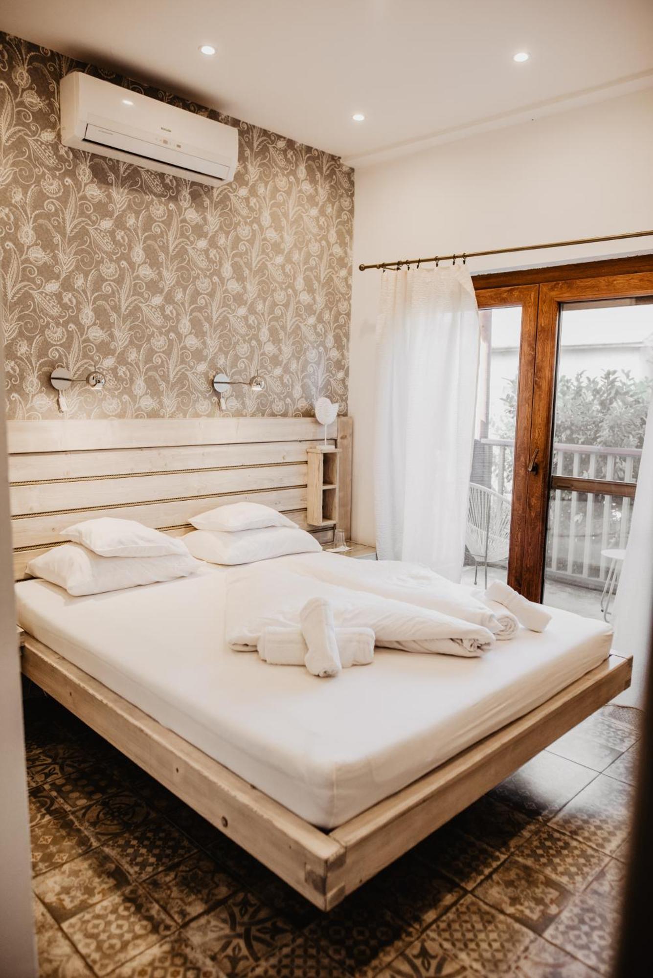 Feszek -etel Es Hotel- Hotel *