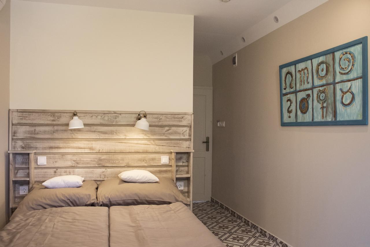 Feszek -etel Es Hotel- *